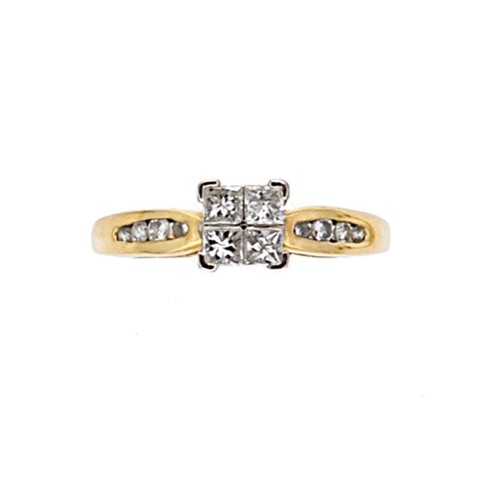 Lot 61 - A diamond set cluster ring