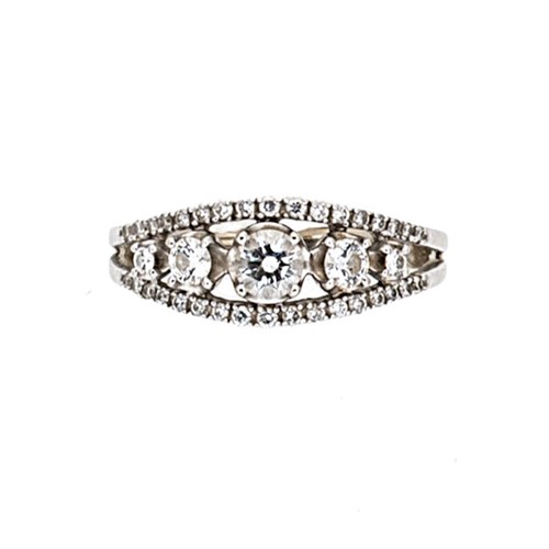 Lot 110 - A modern diamond set ring