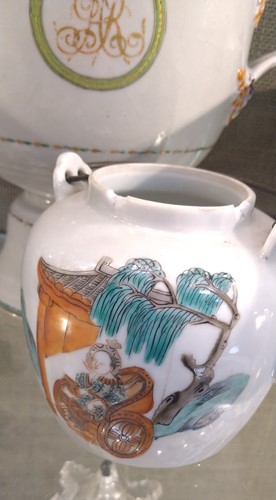 Lot 16 - Large 19th century Chinese export bowl with...