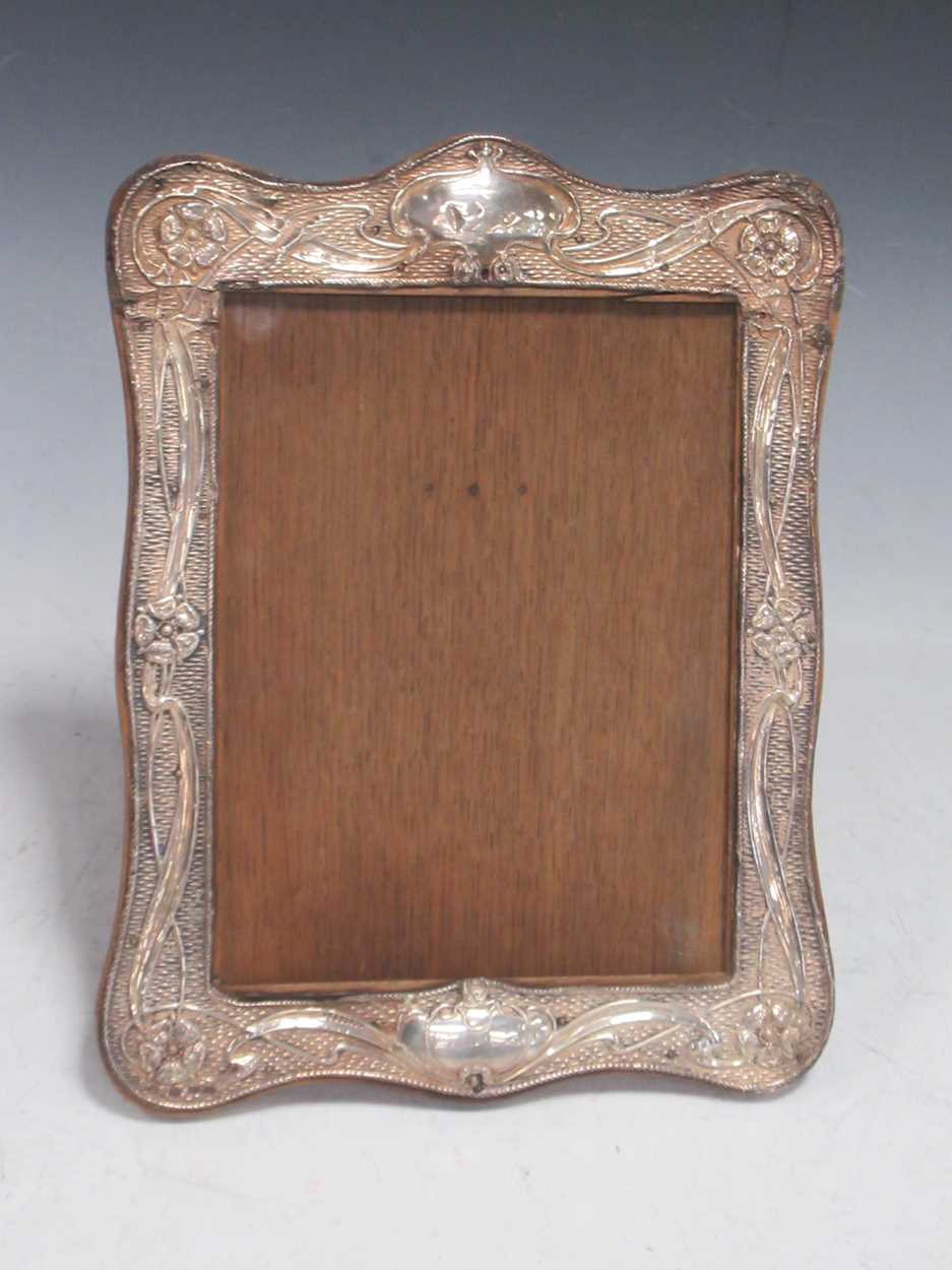 Lot 372 - An Art Nouveau silver picture frame...
