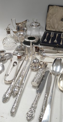 Lot 352 - A collection of silverware including flatware,...