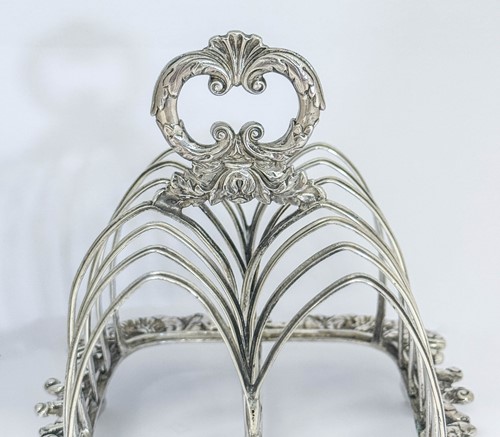 Lot 447 - A George III silver 7 bar toast rack