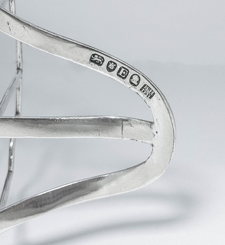 Lot 441 - A George III silver 9 bar toast rack