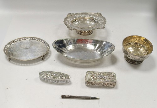 Lot 339 - A small collection of silverware including...