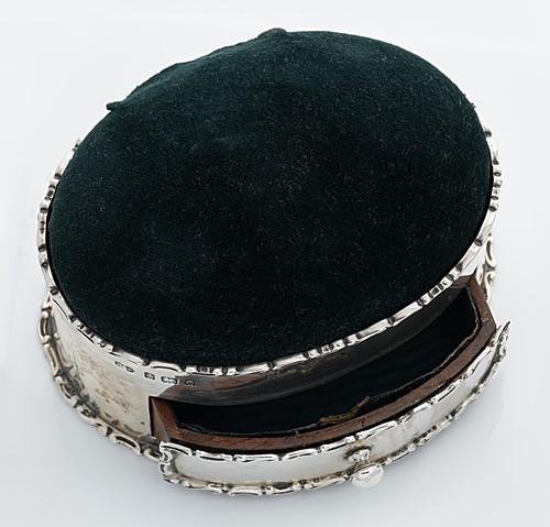 Lot 315 - An early 20th century silver table pin cushion and needle tidy