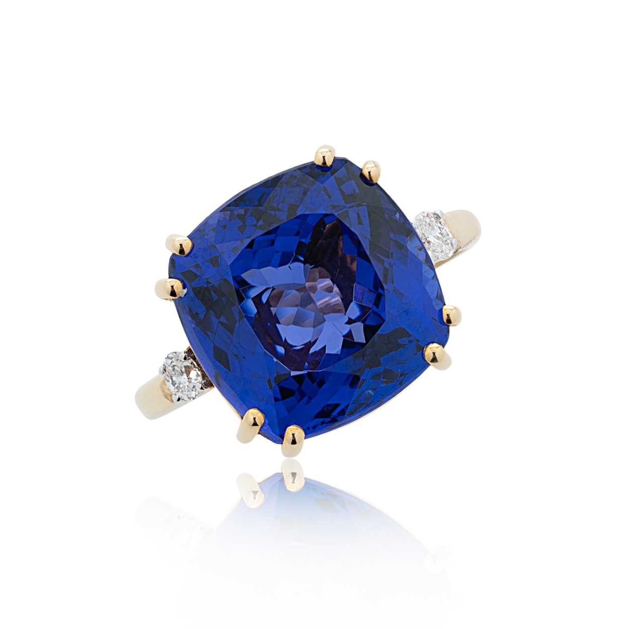 Lot 112 - An 18ct gold tanzanite and diamond ring
