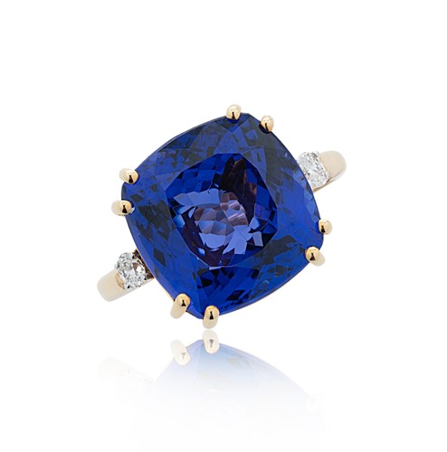 Lot 112 - An 18ct gold tanzanite and diamond ring