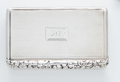 Lot 297 - A George III silver snuff box