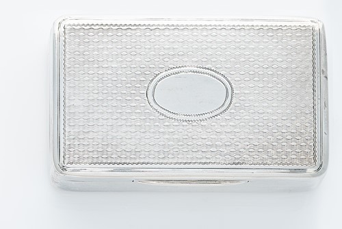 Lot 296 - A George III silver snuffbox