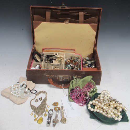 Lot 413 - A quantity of costume jewellery and beads...