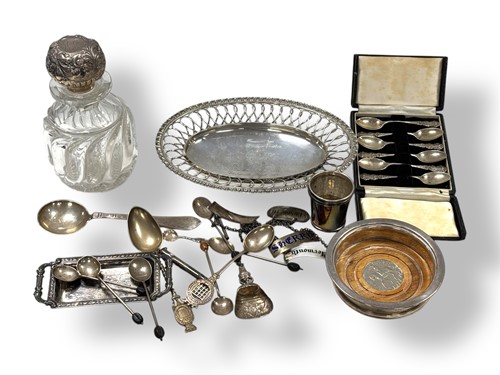Lot 252 - A collection of silverware including an oval...