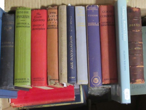 Lot 319 - Large quantity of books to include poetry,...