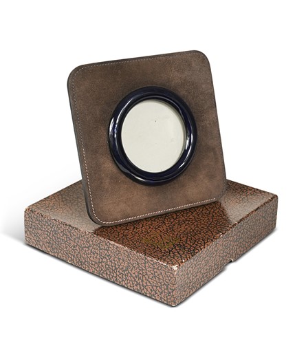 Lot 119 - A Dunhill easel-back picture frame