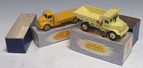 Lot 302 - A Dinky Toys 933 Leyland cement wagon and a...