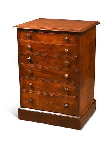 Lot 556 - A small Victorian mahogany chest