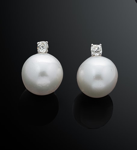 Lot 189 - A pair of South Sea cultured pearl and diamond ear studs