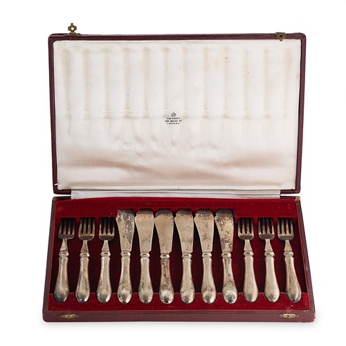 Lot 554 - A set of 6 mid 20th century silver fish eaters, cased by Asprey