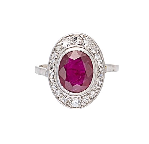 Lot 185 - An early 20th century ruby and diamond cluster ring
