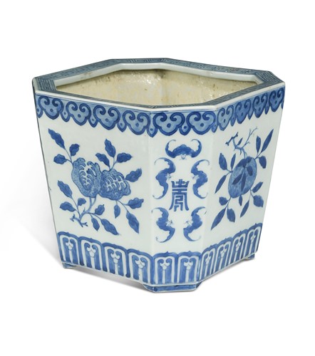 Lot 31 - A Chinese blue and white porcelain octagonal planter, Qing Dynasty, 19th century