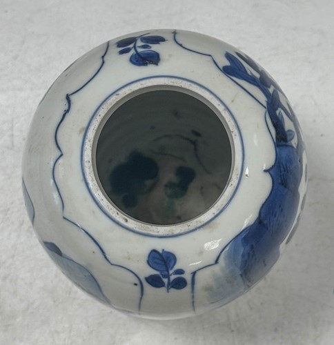 Lot 9 - A Chinese blue and white porcelain vase, Kangxi Emperor (1662-1722)