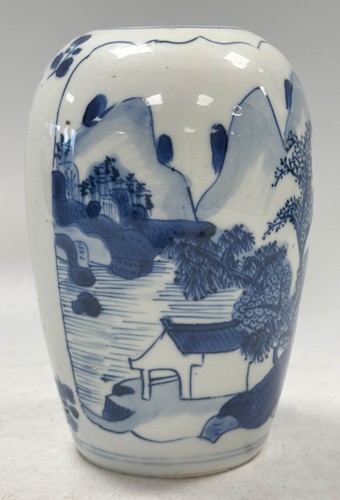 Lot 9 - A Chinese blue and white porcelain vase, Kangxi Emperor (1662-1722)