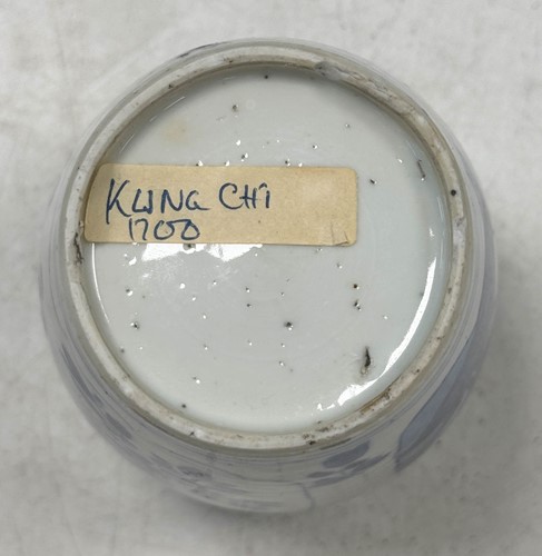 Lot 9 - A Chinese blue and white porcelain vase, Kangxi Emperor (1662-1722)