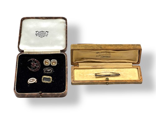 Lot 286 - A sapphire and diamond bar brooch, two split...