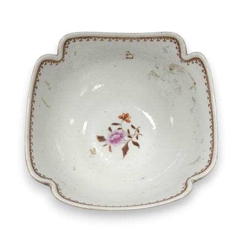 Lot 50 - An export style fruit bowl, 20th century