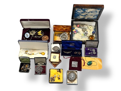 Lot 259 - A large collection of costume and silver...
