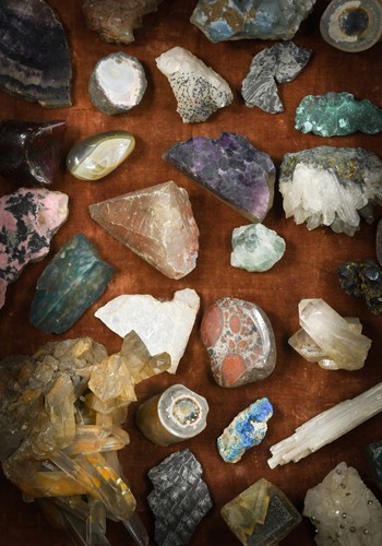 Lot 516 - A collection of gemmological and mineral crystals