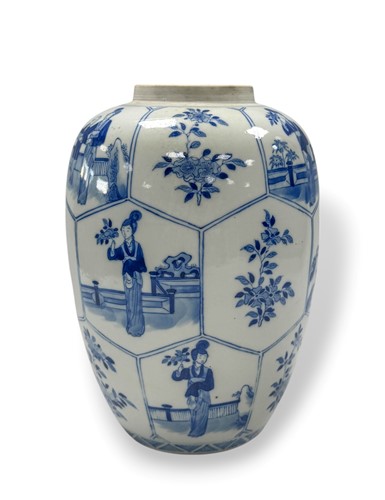 Lot 45 - A Chinese blue and white porcelain vase in Kangxi style, early 20th century