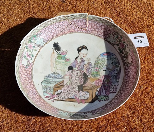 Lot 10 - A Chinese ruby backed polychrome enamelled shallow bowl, Yongzheng Emperor (1722-1735)