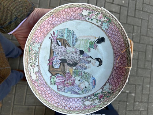 Lot 10 - A Chinese ruby backed polychrome enamelled shallow bowl, Yongzheng Emperor (1722-1735)
