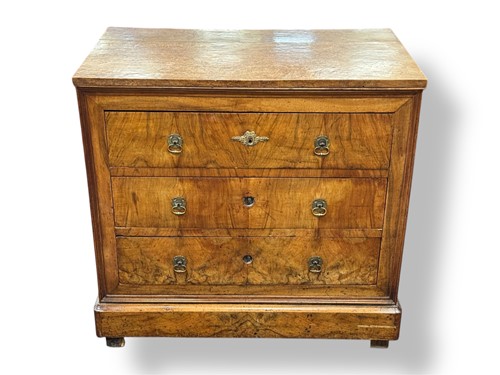 Lot 534 - A Biedermeier walnut chest of drawers of three...