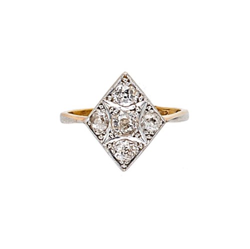 Lot 62 - An early 20th century diamond set ring