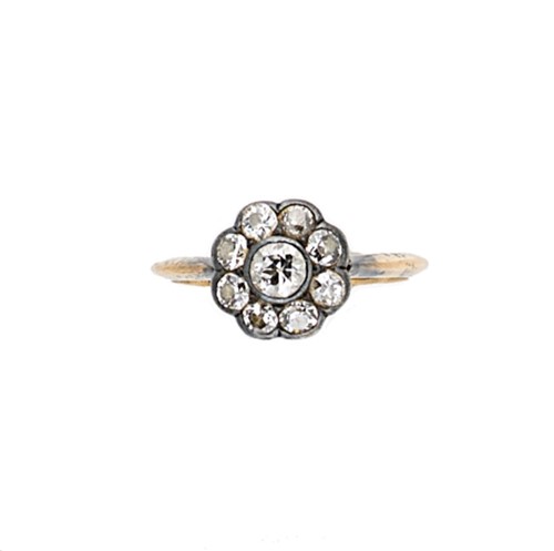 Lot 57 - An early 20th century diamond set cluster ring