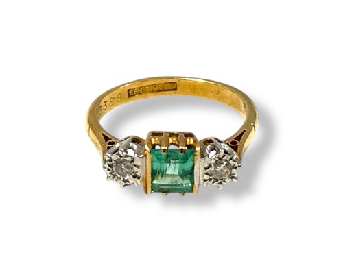 Lot 264 - An emerald and diamond three stone ring,...