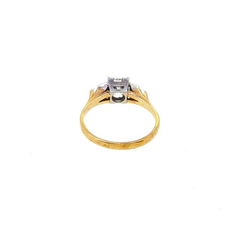 Lot 100 - A modern diamond ring