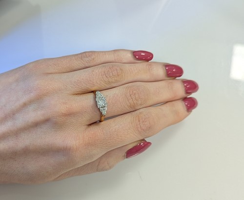 Lot 100 - A modern diamond ring