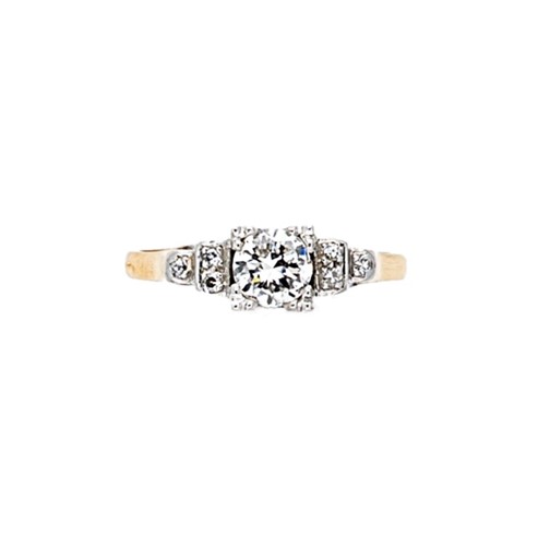 Lot 100 - A modern diamond ring