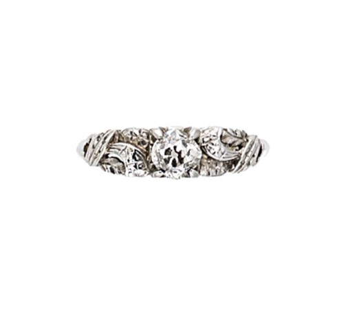 Lot 101 - A single stone diamond ring