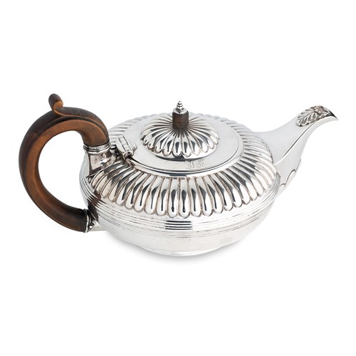 Lot 465 - A George IV silver tea pot