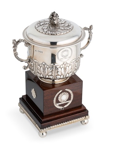 Lot 542 - A George V silver porringer and cover
