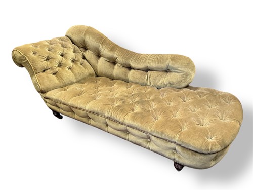 Lot 555 - An Edwardian country house chaise longue, in...