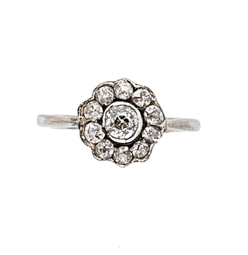 Lot 111 - An early 20th century diamond cluster ring