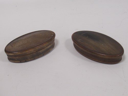 Lot 71 - A pair oval horn snuff boxes (2)