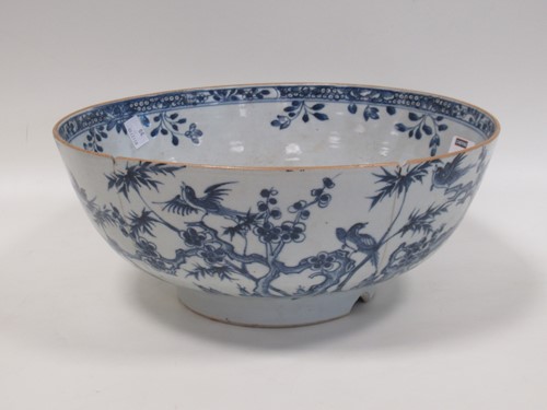 Lot 95 - A large blue and white Chinese bowl, decorated...