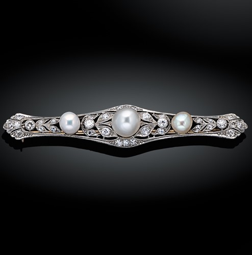 Lot 195 - Kohn & Co - An early 20th century pearl and diamond bar brooch