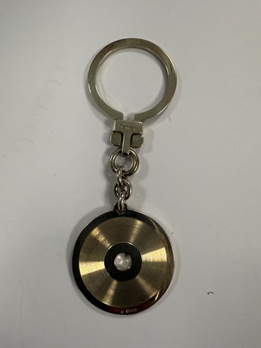 Lot 303 - Theo Fennell - A silver keyring and a pair of silver and enamel cuff links
