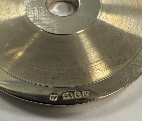 Lot 303 - Theo Fennell - A silver keyring and a pair of silver and enamel cuff links
